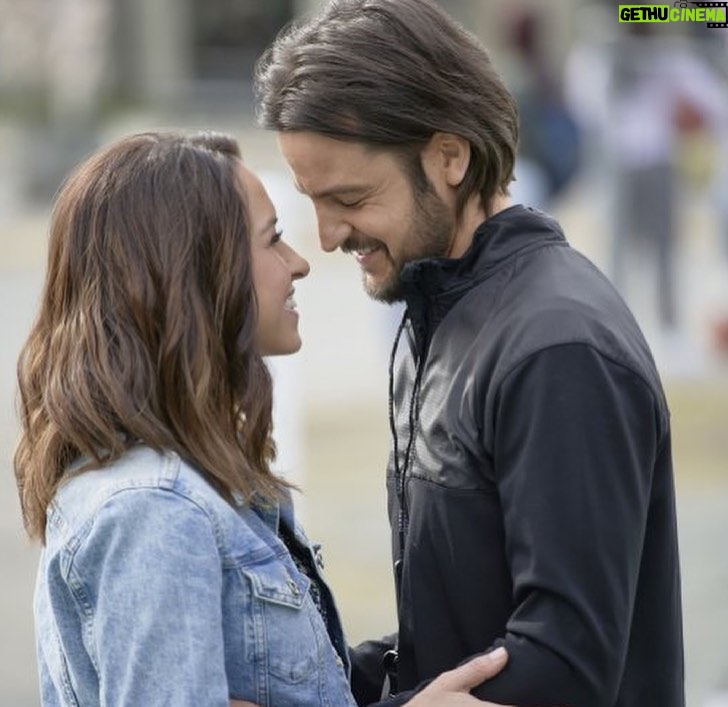 Lacey Chabert Instagram - Sweet Carolina starts on the East Coast in just ten minutes on @hallmarkchannel Come live tweet with us over on Twitter! Use the hashtag #SweetCarolina Hope you enjoy the movie! Thank you so much for the support đ¸