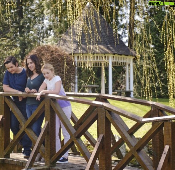 Lacey Chabert Instagram - Sweet Carolina starts on the East Coast in just ten minutes on @hallmarkchannel Come live tweet with us over on Twitter! Use the hashtag #SweetCarolina Hope you enjoy the movie! Thank you so much for the support đ¸