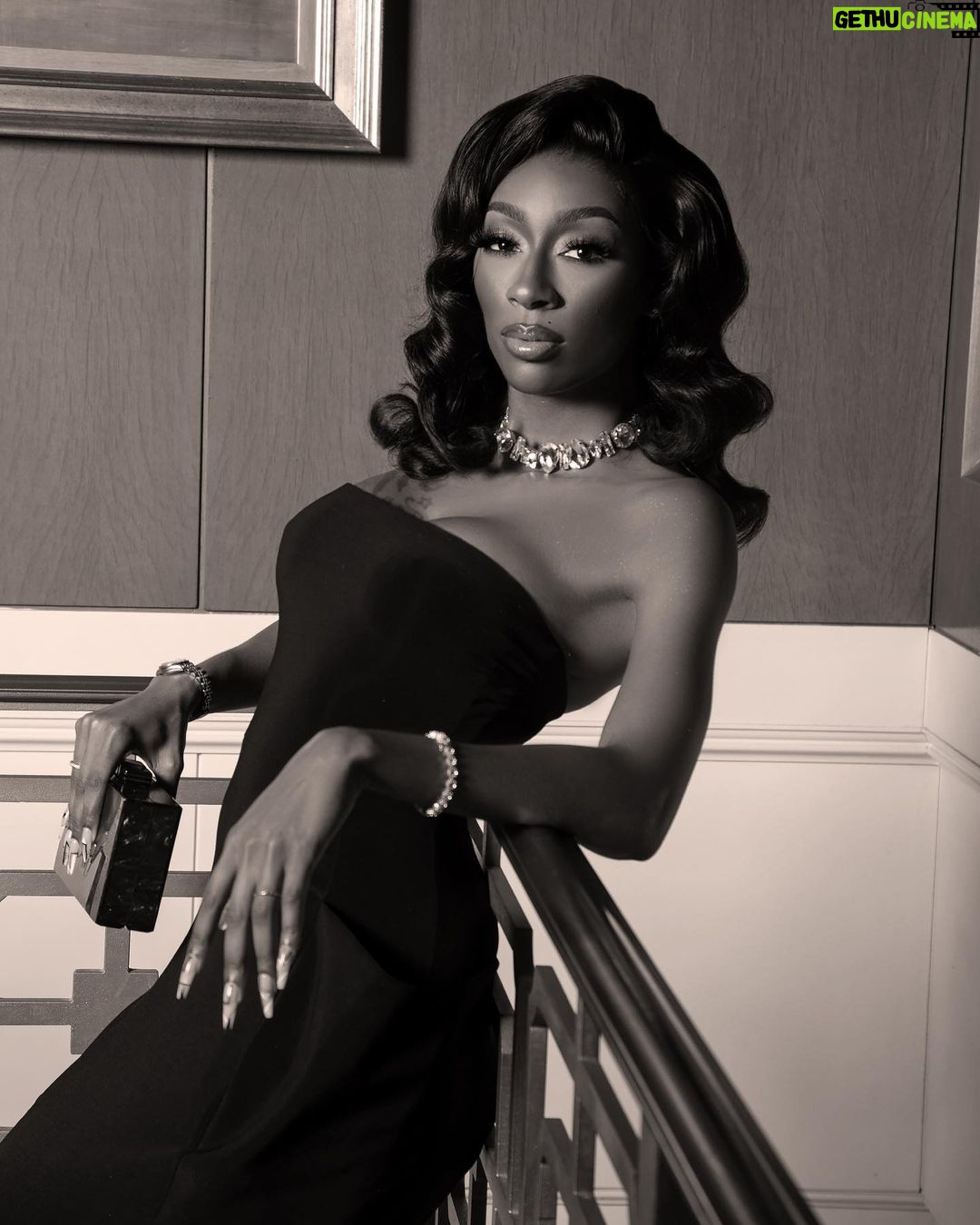 Lala Milan Instagram - No pen or paper, but I still draw attention✨ —— Styled by @kahhspence Dress: @normakamali MUA: @marquiswardbeauty Accessories: Amazón (Link in Bio) Hair: @thevirginhairfantasy (Use my code LALA20 for a discount) Photographer: @terrence.day1 Puzzle Expensive ปริศนาพาสนุก