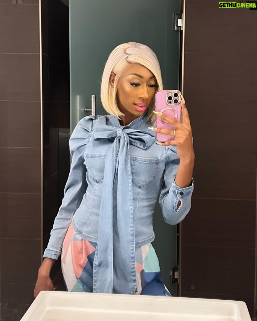Lala Milan Instagram - Mirror mirror on the wall.. let these heauxs know, IDGAF at all😽 —- Fresh 😽: @vagitaminz Hair: @thevirginhairfantasy Code: LALA20 Hairstylist: ME HEAUX MUA: ME HEAUX SugarDaddy’s