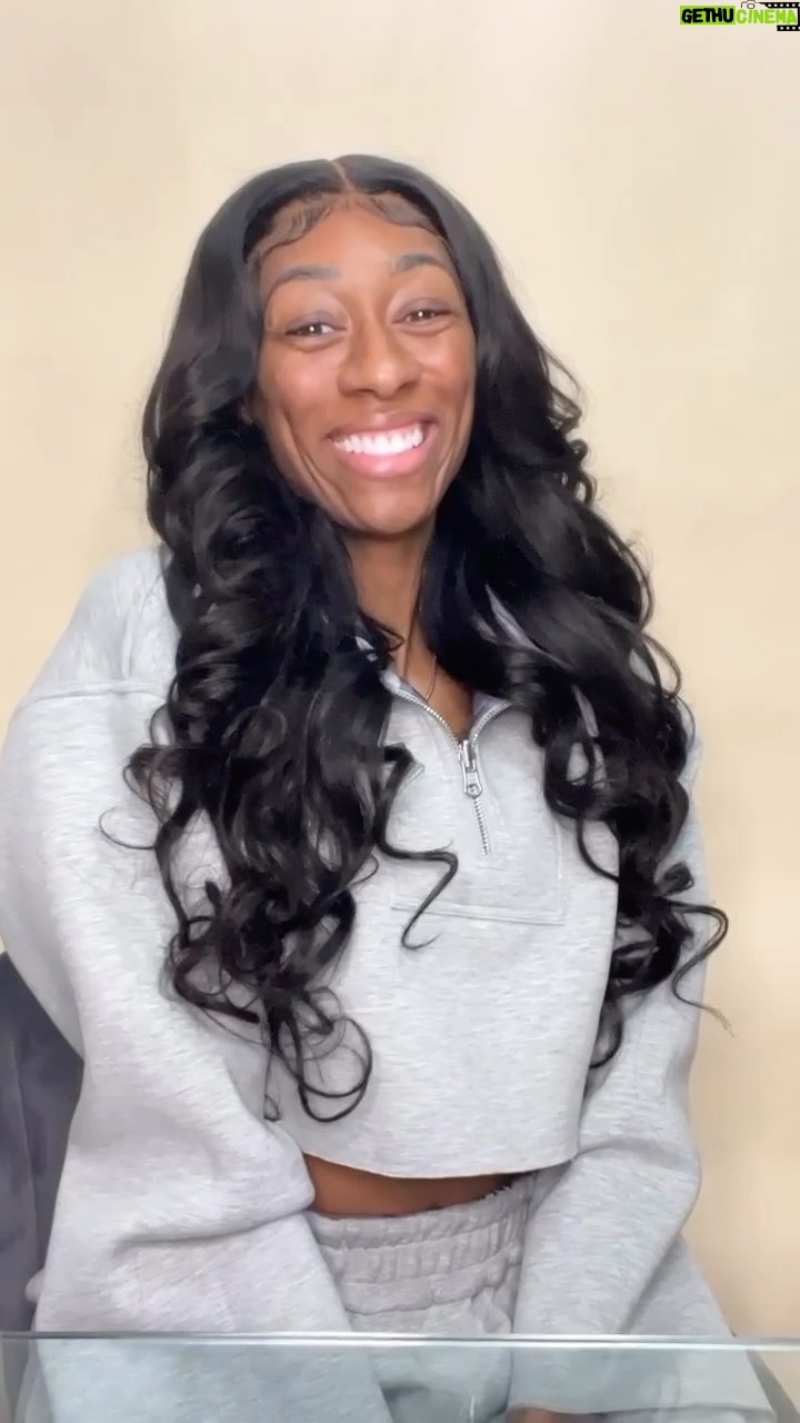 Lala Milan Instagram - WHICH GLUELESS WIG look better?! BLACK💁🏿♀️ or BLONDE💁🏼♀️ —Use my code “LALA20” for 20% off @thevirginhairfantasy or LINK IN MY BIO