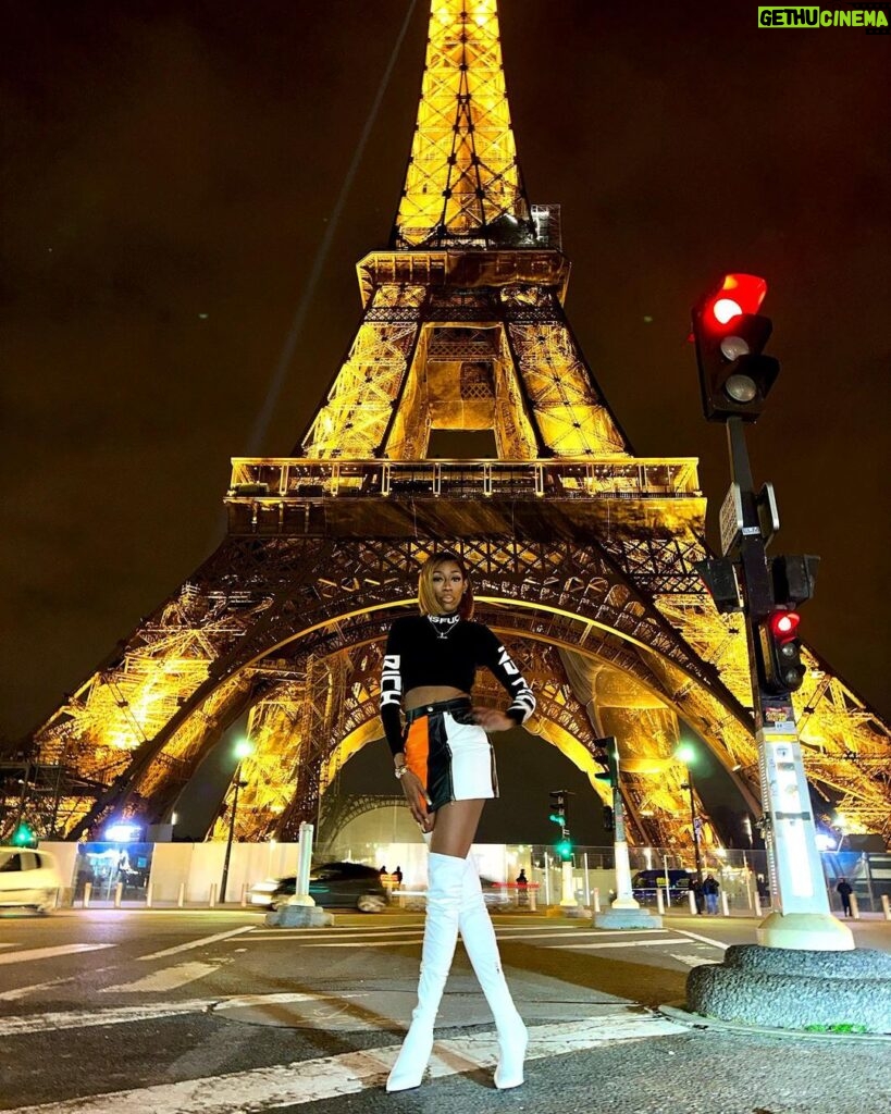 Lala Milan Instagram - La langue embrasse mon trou du cul 🇫🇷 #LaLasWorldTour Eiffel Tower, Paris France
