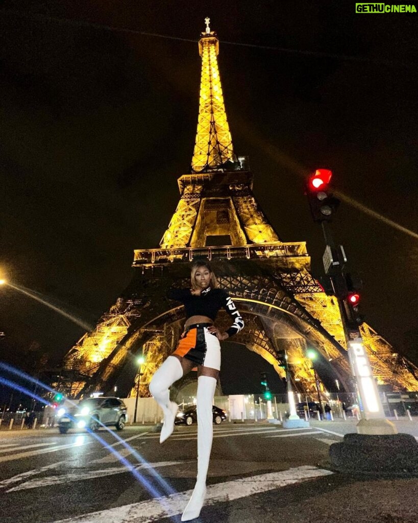 Lala Milan Instagram - La langue embrasse mon trou du cul 🇫🇷 #LaLasWorldTour Eiffel Tower, Paris France