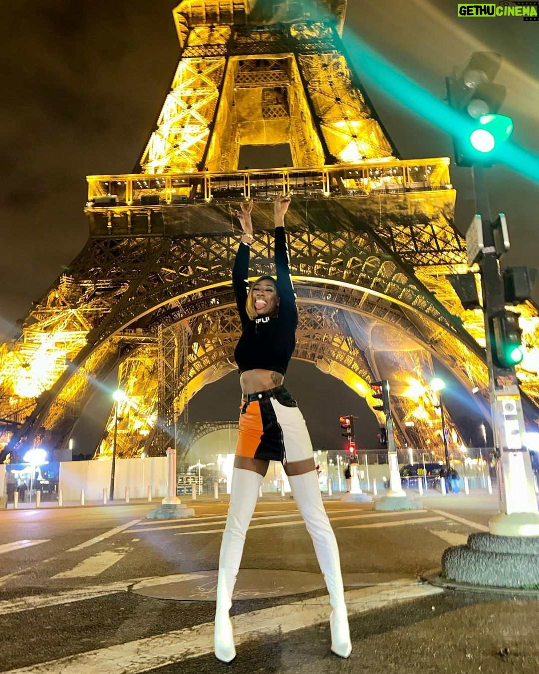 Lala Milan Instagram - La langue embrasse mon trou du cul 🇫🇷 #LaLasWorldTour Eiffel Tower, Paris France