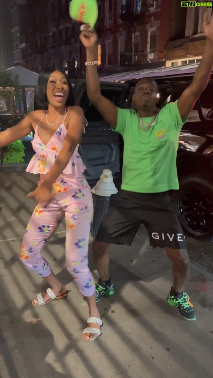 Lala Milan Instagram - I meant to tell yβall that while I was in New York working, I ran into @itsbobbyshmurda β he was randomly rapping in the street in front of a videographer so I jumped in cause why not π€·πΎββοΈπ Stream whatever song this is, bc I think he was doing a promo vid for itπ₯π₯ Harlem Baby !!!!