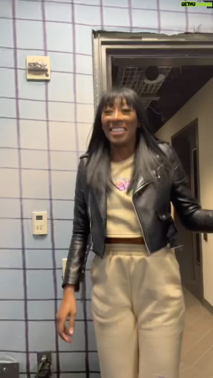 Lala Milan Instagram - “Abbott Elementary meets the Radio Station”(Book Me😊) — Thanks to my lovely @morninghustleshow coworkers 😂 @headkrack @starringlorel @yonnirude @djxo313