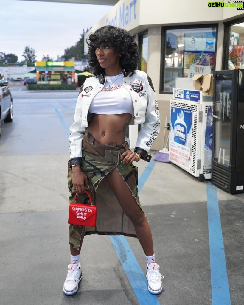 Lala Milan Instagram - Lemme Pop Out😮‍💨 —— Hair: Amazon (Link in my bio) MUA: ME HEAUX Skirt: They ain’t pay me Sneakers: @jumpman23 Los Angeles, California
