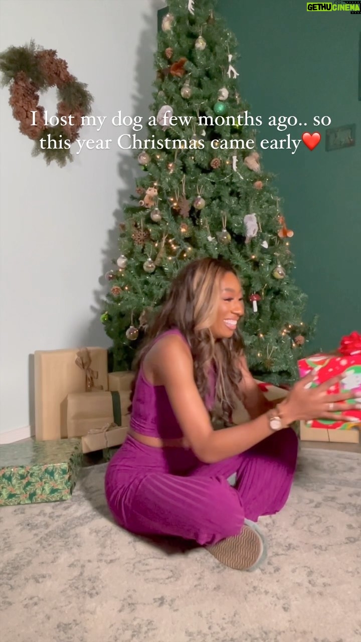 Lala Milan - 275.4K Likes - Christmas came early this year🥲 I definitely wasn’t expecting this at all.. Thanks Mom❤️🐶
—
Dc: @thearcherwilliams