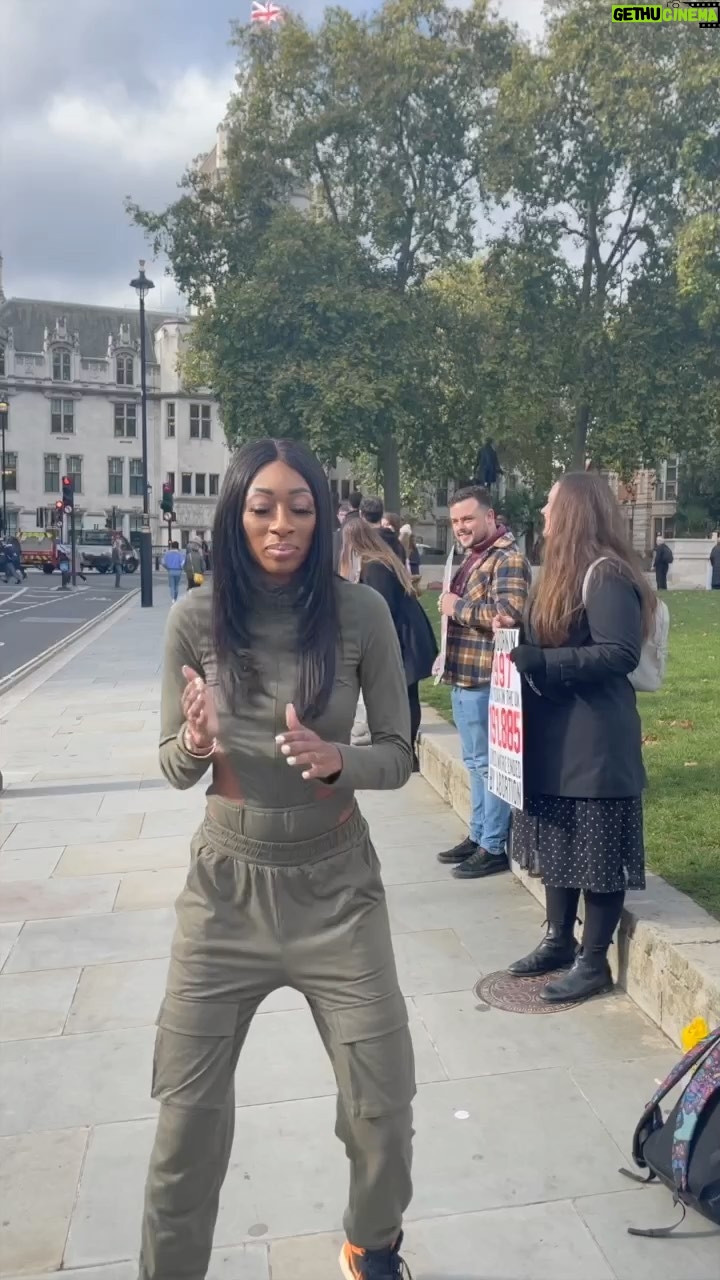 Lala Milan Instagram - I flew 10 hours to get here, so why not go play with the locals in London?! 😂 Which dance should I add 👀 #LaLasWorldTour London, United Kingdom