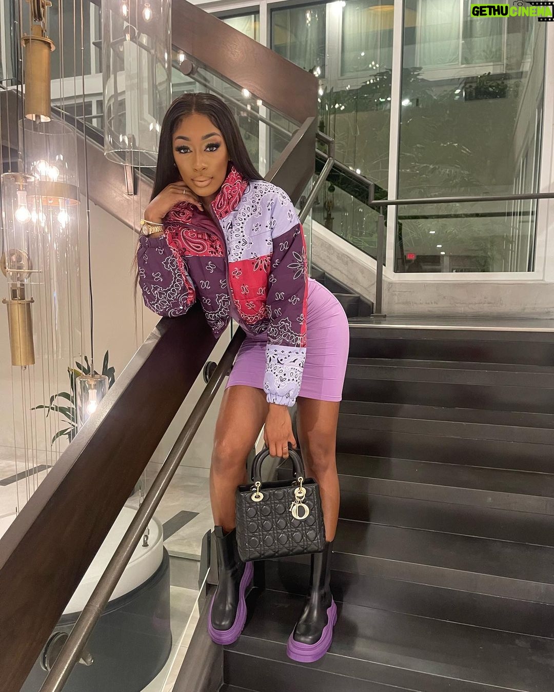 Lala Milan Instagram - It’s all there💜 —- @fitgirlbod Outside