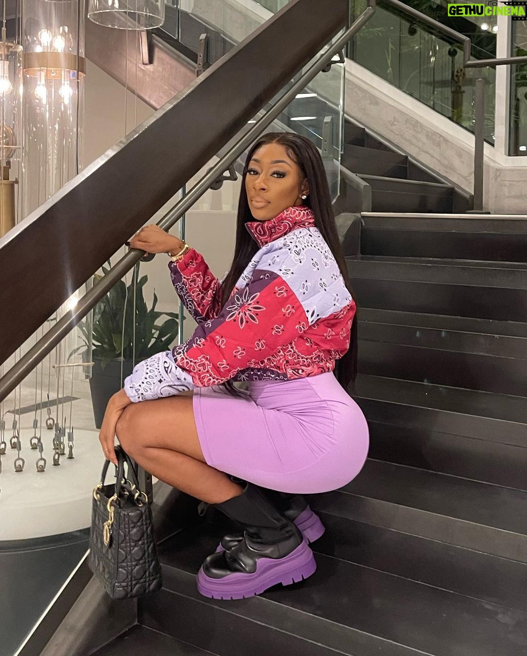 Lala Milan Instagram - It’s all there💜 —- @fitgirlbod Outside