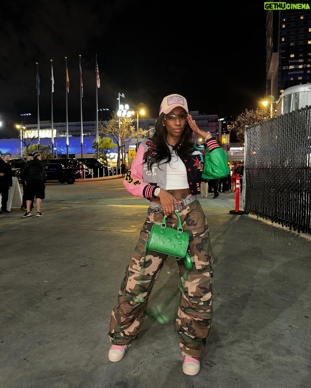 Lala Milan Instagram - Anoche fui al concierto de Bad Bunny y me recordó que necesito hacer algo de contenido en español. Por otra parte, ¡No podía esperar a llegar a casa con mi bebé!😩 —— Gracias @spotify por invitarme 🔥 —— Follow my Snapchat for all the moments > lalamilan Crypto.com Arena