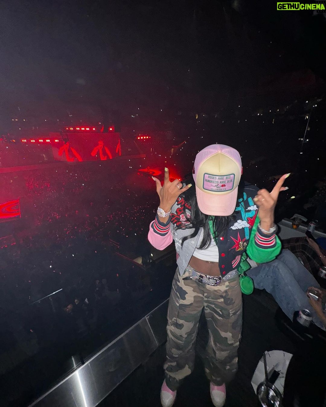 Lala Milan Instagram - Anoche fui al concierto de Bad Bunny y me recordó que necesito hacer algo de contenido en español. Por otra parte, ¡No podía esperar a llegar a casa con mi bebé!😩 —— Gracias @spotify por invitarme 🔥 —— Follow my Snapchat for all the moments > lalamilan Crypto.com Arena
