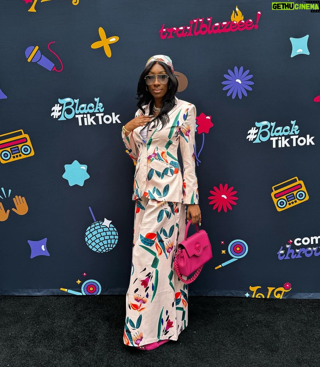 Lala Milan Instagram - Gimme my 10s minus 2 —— Outfit: @shopakira Shoes: @fendi Scarf & Glasses: @louisvuitton Bag: @versace Hair: @thevirginhairfantasy (Code LALA20) Los Angeles, California