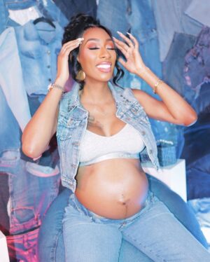Lala Milan Instagram - Love at first Kick- or whatever they be saying.. 😂🐻💙
——
Creative Director: ME HEAUX 
Location @thebeautyhubexpo
Photo @japbproduction
Hairstylist: @lilistouch 
Unit: @thevirginhairfantasy (Code: LALA20)