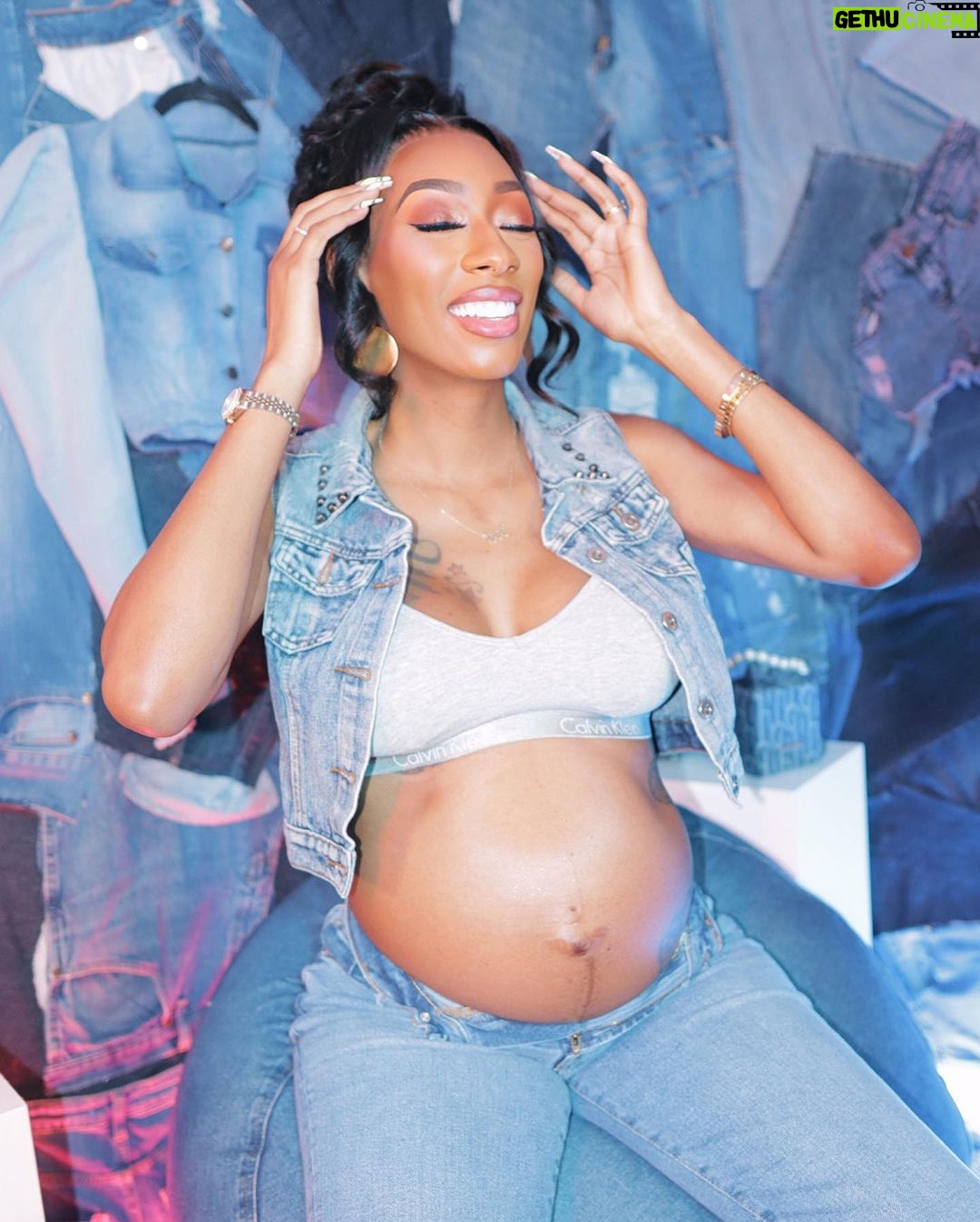 Lala Milan - 247.6K Likes - Love at first Kick- or whatever they be saying.. 😂🐻💙
——
Creative Director: ME HEAUX
Location @thebeautyhubexpo
Photo @japbproduction
Hairstylist: @lilistouch
Unit: @thevirginhairfantasy (Code: LALA20)