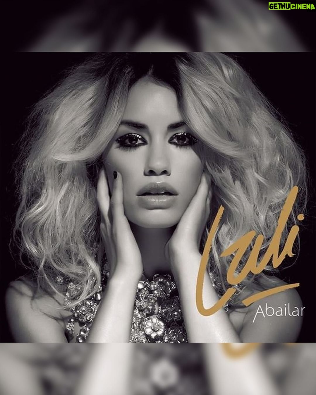 Lali Espósito Instagram - "A bailar" cumple 10 años y estoy mega emocionada! Era una idea, una ilusión,un sueño y ustedes me re bancaron! De aquella trastienda con 600 personas (que ya me parecía una locura) al Estadio Vélez! Gracias a los que confiaron en mi y en mi deseo musical desde el primer día! ♥️ Felices 10 años bailando! Los Quiero!!!