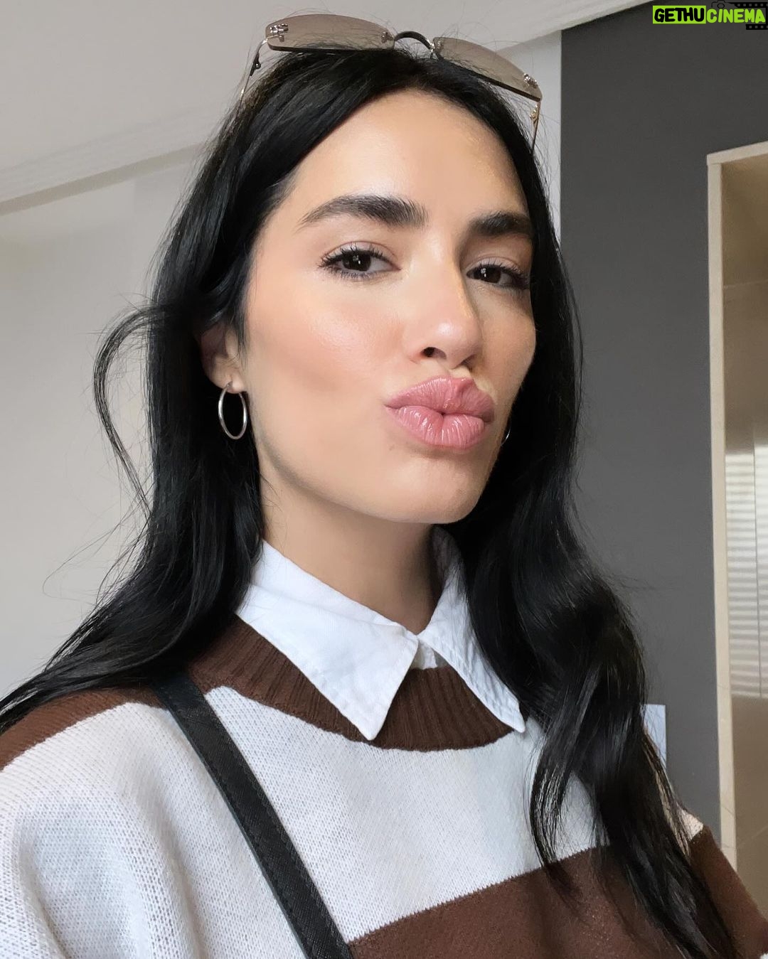 Lali Espósito Instagram - š¤Avion Lectura y Beboteo š¤Llegada a Madrid š¤El Dillom filmĆ”ndome cómo una TĆa orgullosa š¤Autoretrato en el Ʊoba de un espacio cultural š¤El Laucha tirando facha š¤Flasheando š¤Limpiando las energĆas del mal š¤El gatito mĆ”s lindo del mundo š¤Antes de cantar con la Naiki š¤Una tortilla que estaba increĆble Besos! Lxs Quieroš«¶
