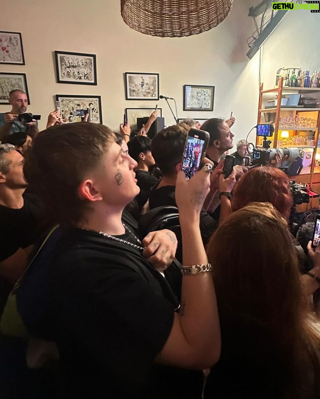 Lali Espósito Instagram - š¤Avion Lectura y Beboteo š¤Llegada a Madrid š¤El Dillom filmĆ”ndome cómo una TĆa orgullosa š¤Autoretrato en el Ʊoba de un espacio cultural š¤El Laucha tirando facha š¤Flasheando š¤Limpiando las energĆas del mal š¤El gatito mĆ”s lindo del mundo š¤Antes de cantar con la Naiki š¤Una tortilla que estaba increĆble Besos! Lxs Quieroš«¶