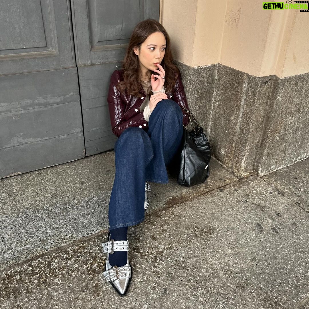 Laufey Instagram - plotting something at the opera…..🩰 sono molto eccitata di suonare finalmente in Italia! Milano, Italia