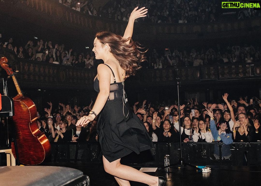 Laufey Instagram - Thank you for a beautiful night Paris! ✨✨✨ See you tonight in Brussels 🖤 Le Trianon