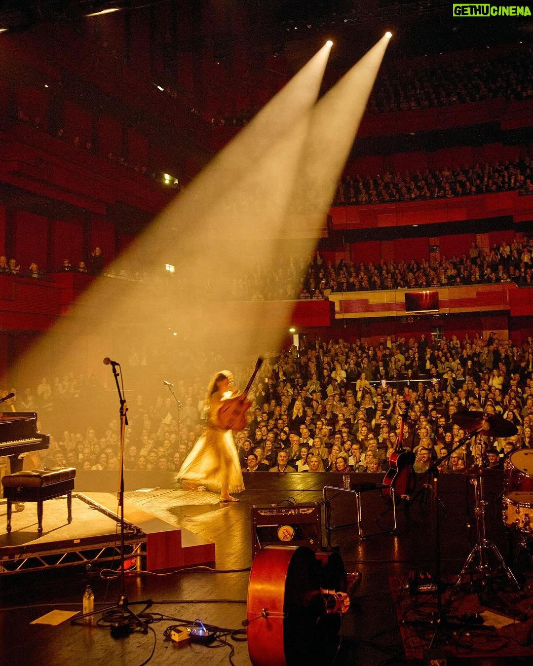 Laufey Instagram - reykjavík night one 🤍✨🪄 two more to go! sjáumst aftur í kvöld og á morgun! Harpa