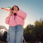 Layali Dehrab Instagram - الآن في اليوتيوب بمناسبة الاعياد الوطنية الكويتية KATWEEL PRODUCTIONS تقدم اغنية صنع في الكويت 🇰🇼 غناء ابطال مسرحية صنع في الكويت 🇰🇼 كلمات والحان ؛ عبدالسلام محمد توزيع ؛ طلال العيدان مكس ماستر ؛ صهيب العوضي اخراج الكليب : عبدالله عبدالرضا إنتاج : KATWEEL PRODUCTIONS - مخرج المسرحية : شملان النصار تأليف المسرحية : جاسم الجلاهمه مدير تصوير : فيكان جليكان مخرج منفذ الكليب ناصر السعيدي مونتاج : ادهم فوكس : عادل عدلي ستدي كام : ميدو مصمم الاستعراض : عبدالرزاق (ZOOKIE) ستايلست : د.علي بن حسين ارت دايركتر : احمد السلمان مدير انتاج : سعد المرزوق ميك اب وشعر : سلوى الفرج اشراف عام : حسن السلمان https://youtu.be/1cR3Mr98fcQ?feature=shared