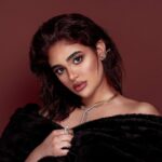 Layali Dehrab Instagram - لا تستهن أبداً بالقوة التي تمتلكها والتي من شأنها أخذت حياتك في اتجاه جديد 🙏🏻👑 سنة جديدة وبدايات جديدة يا رب 💕 ‏Stylist: @musaed.d ‏Jewelry: @yepremjewellerykw ‏Photography: @ruqayahshamo ‏Makeup: @ghaidasalon @lynmakeup7 ‏Hair: @mosh.artist1 ‏Art Direction: @useph57 ‏Agency: @arête.kw