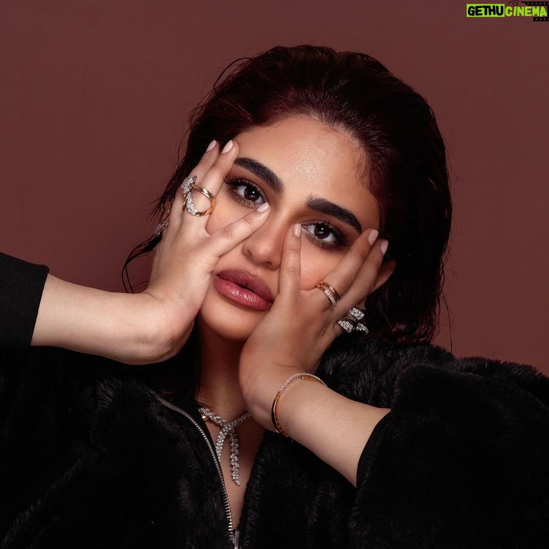 Layali Dehrab Instagram - لا تستهن أبداً بالقوة التي تمتلكها والتي من شأنها أخذت حياتك في اتجاه جديد 🙏🏻👑 سنة جديدة وبدايات جديدة يا رب 💕 Stylist: @musaed.d Jewelry: @yepremjewellerykw Photography: @ruqayahshamo Makeup: @ghaidasalon @lynmakeup7 Hair: @mosh.artist1 Art Direction: @useph57 Agency: @arête.kw