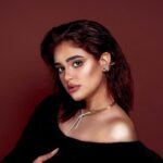Layali Dehrab Instagram - لا تستهن أبداً بالقوة التي تمتلكها والتي من شأنها أخذت حياتك في اتجاه جديد 🙏🏻👑 سنة جديدة وبدايات جديدة يا رب 💕 ‏Stylist: @musaed.d ‏Jewelry: @yepremjewellerykw ‏Photography: @ruqayahshamo ‏Makeup: @ghaidasalon @lynmakeup7 ‏Hair: @mosh.artist1 ‏Art Direction: @useph57 ‏Agency: @arête.kw