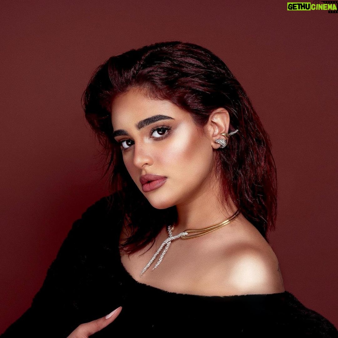 Layali Dehrab Instagram - لا تستهن أبداً بالقوة التي تمتلكها والتي من شأنها أخذت حياتك في اتجاه جديد 🙏🏻👑 سنة جديدة وبدايات جديدة يا رب 💕 Stylist: @musaed.d Jewelry: @yepremjewellerykw Photography: @ruqayahshamo Makeup: @ghaidasalon @lynmakeup7 Hair: @mosh.artist1 Art Direction: @useph57 Agency: @arête.kw