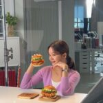Lee Hye-ri Instagram - 어떻게 그렇게 잘먹냐고 물어보시는데…… 맛있으니까요 ㅠㅠㅠㅠㅠㅠ❤️ KFC 신메뉴 미쳤습니다 꼭 드세여 꼭 꼭!! 🍔🍟
