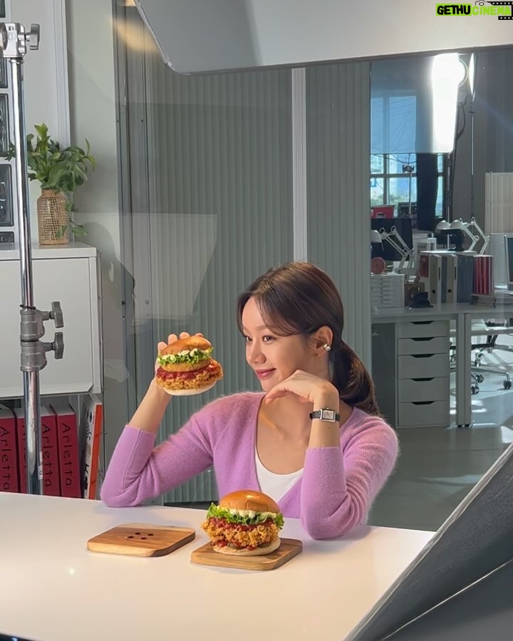 Lee Hye-ri Instagram - 어떻게 그렇게 잘먹냐고 물어보시는데…… 맛있으니까요 ㅠㅠㅠㅠㅠㅠ❤️ KFC 신메뉴 미쳤습니다 꼭 드세여 꼭 꼭!! 🍔🍟