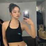 Lee Hye-ri Instagram - 성수동 나들이 👟🖤 #nike #airmaxdn