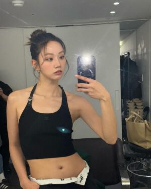 Lee Hye-ri Instagram - 성수동 나들이 👟🖤

#nike #airmaxdn