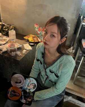 Lee Hye-ri Instagram - 내일 기대중 🩵