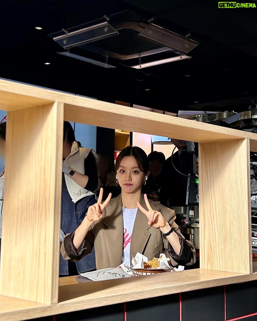Lee Hye-ri Instagram - 어떻게 그렇게 잘먹냐고 물어보시는데…… 맛있으니까요 ㅠㅠㅠㅠㅠㅠ❤️ KFC 신메뉴 미쳤습니다 꼭 드세여 꼭 꼭!! 🍔🍟
