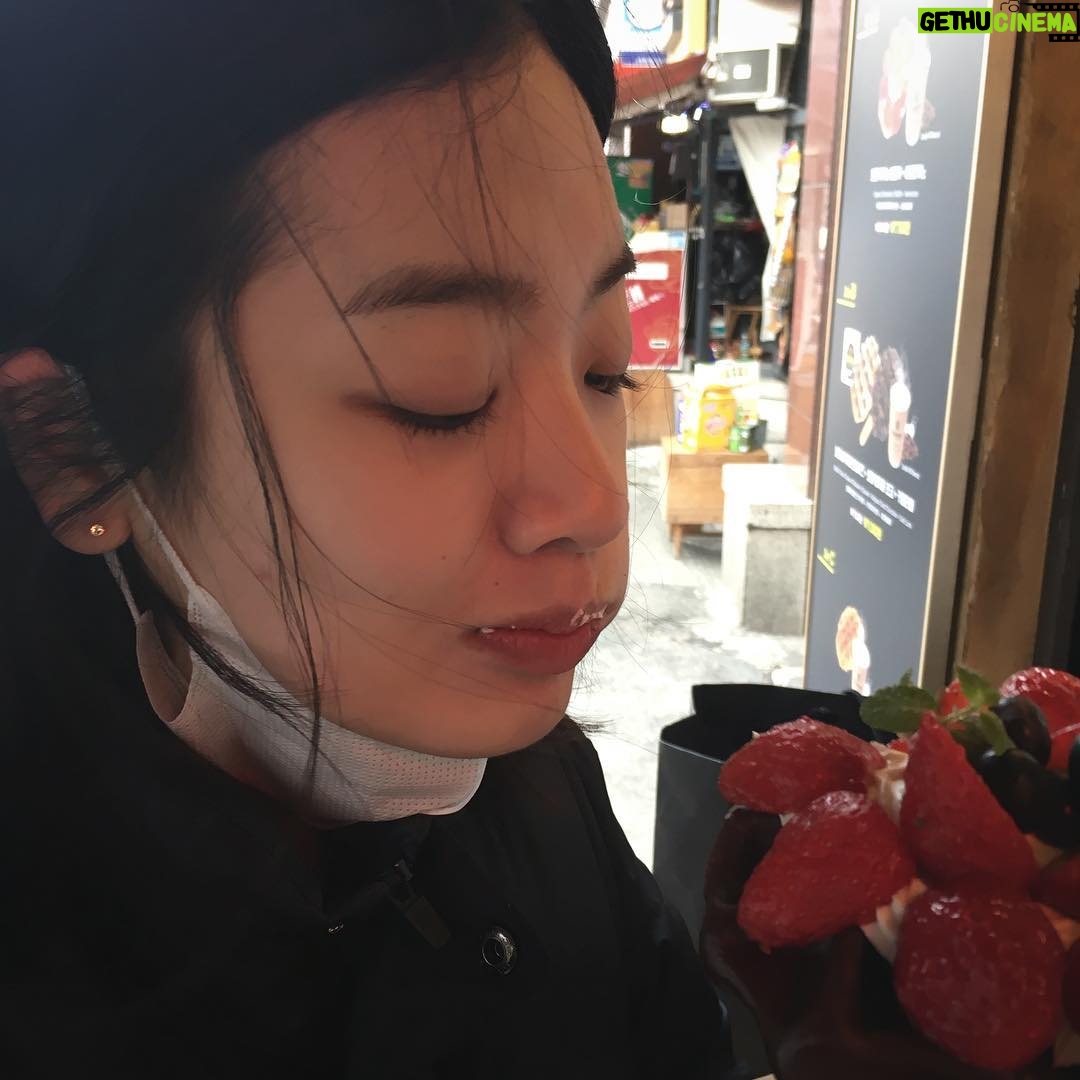 Lee Joo-young Instagram - 이렇게 바람이 부는 날 굳이굳이 와플을 먹겠다고