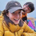 Lee Si-young Instagram - 인생첫백패킹⛰️ 나름 첫백패킹이고 정윤이도 가니까 너무 신경쓰여서 장비하나하나 사는데 공을 많이 들였는데요😍준비하면서 힘들기도했지만 뿌듯했어요 나름 내돈내산 장비템 공유🫶🏻 1.깜놀했던 rab패딩👀 아니....이렇게 따뜻하다고??? 너무너무 강추♥️ (이게 신모델은 아니지만 컬러가 예뻐서...ㅎㅎ진짜 가볍👍🏻) @rab_korea_official 2.오늘 내 텐트가 젤 예뻤지ㅎㅎ캬 잘샀다!! 1.75kg이라 가볍고 초고가도 아니고 컬러가 넘넘🫶🏻🫶🏻 @msr_thermarest_korea 3.인터넷으로 너무 확신이 안서서ㅋㅋㅋㅋㅋㅋㅋ헬리녹스 한남 매장가서 직접 앉아보고 체험해보고 샀는데 넘넘 만족😍😍 제로는 넘 가볍지만 안정감이 없어서 체어원으로 샀는데 이것도ㅠ정윤이 뒤로 두번 넘어가기는 했어요😭😭후..... 오지브로 네이쳐하이크?? 그 체어로 바꿔야게써... 살짝 더 무겁지만 뒤로 절대 안넘어감 암튼 컬러도 넘 예쁘고 테이블도 가볍고 컵도 꼿아 넣을수있어서👍🏻👍🏻 거기에 첨스컵♥️ 그리고 파타고니아 정윤이 가방 꺄😍 4.이거 안샀으면 큰일날뻔... 진짜 따뜻하게 잘썼던 정윤이 입는침낭 @ujoutdoor 마지막에 내눈 테러..... 정윤이😇😇😇 5.정윤이가 찍어준 오지브로와 나!! @_ogbro 6.오지브로의 3인용텐트에 급관심 정윤이🥰💕 7.정윤이와 텐트 첫날밤... 경사진곳에 텐트친 나새끼 때문에...개고생이었지만 넘 추억이다!!!!! 8.색감 너무예쁜 @kelty_korea 가방 그리고 오지가 추천해준 써머레스트 발포매트,니모 알파인 에어메트,씨투써밋 침낭,크레모아 조명..... 후 가방에 끝없이 들어있다.....😇 9.오지의 1일 아빠체험....(완벽하지 않았으니 담에 한번더..🙏🏻) 10.귀여운 정윤이 등산화랑 내 신상 잠발란 등산화😍😍다들 예쁘다고 칭찬해쥼 히히 @zamberlan_korea #백패킹 #백패킹장비