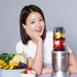 Lee Si-young Instagram - ♥️ 뉴트리불렛에서 휴대용 믹서기가 나왔어요😍😍😍 과일 담아가지고 나가서 먹기전에 바로 돌려서 먹어버린다는!!! 저한테 정말 필요한 거였는데!!!!!! 운동끝나고 가방에서 꺼내서 바로 그자리에서 프로틴쉐이크 만들어서 먹고!! 과일도 산화되기전에 먹을수있어서 아이들 생과일쥬스 먹일때 너무 좋아요🫶🏻👍🏻😝 충전해서 가지고 다니면 되고 소재도 BPA 프리 트라이탄 소재에요 저는 3년째 뉴트리불렛과 함께 하면서 뉴트리불렛 찐팬이 되었는데ㅎㅎ 진짜 믹서기 가격대비 성능 최상이고 선물하기도 너무 좋아서 지인들에게도 많이 선물했어요!! 역시 이번 휴대용 믹서기도 반해버렸어요♥️ 정말 정말 강추 합니다아아아아~~~~ @nutribulletkorea #뉴트리불렛 #믹서기 #믹서기추천