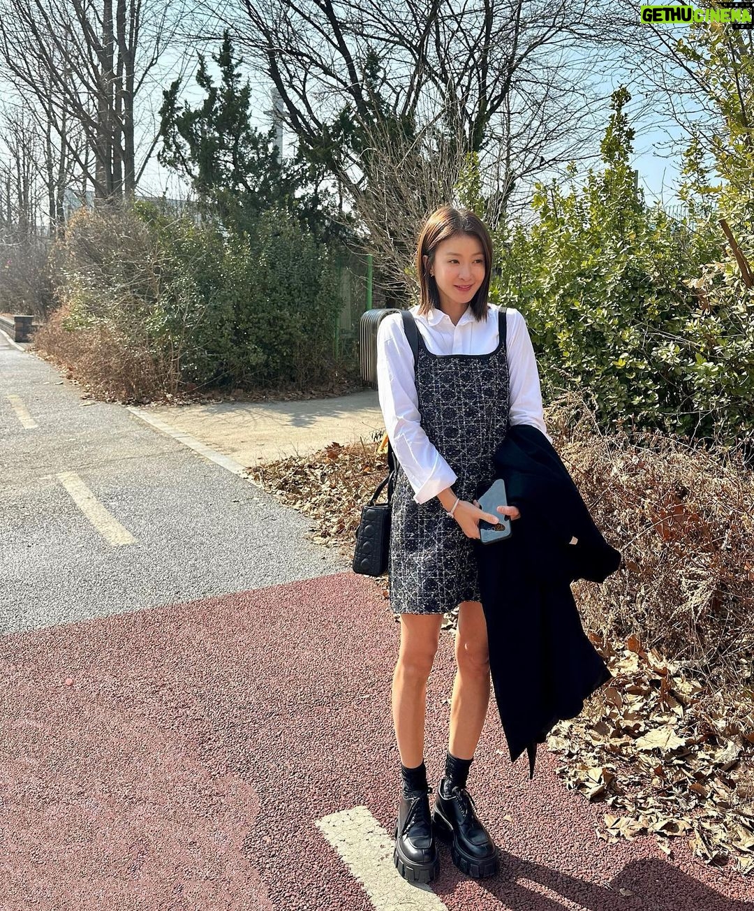 Lee Si-young Instagram - 날이 따뜻해진 줄 알았지 난🤧 밖에 나갔다가 깜짝 놀랐네🥶🥶🥶