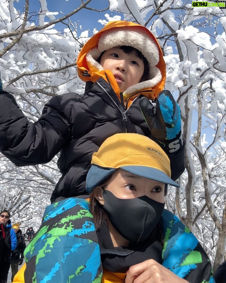 Lee Si-young Instagram - ✨ 저의 오랜 꿈이었던 정윤이와의 100대명산을 시작했어요🙏🏻 정윤이와 저에게 평생 잊지못할 추억과 인생공부가 되길 바라며 안전 산행 할께요 우리나라 정말 정말 아름답네요⛰️🌿💚 #정윤시영100대명산 덕유산 향적봉