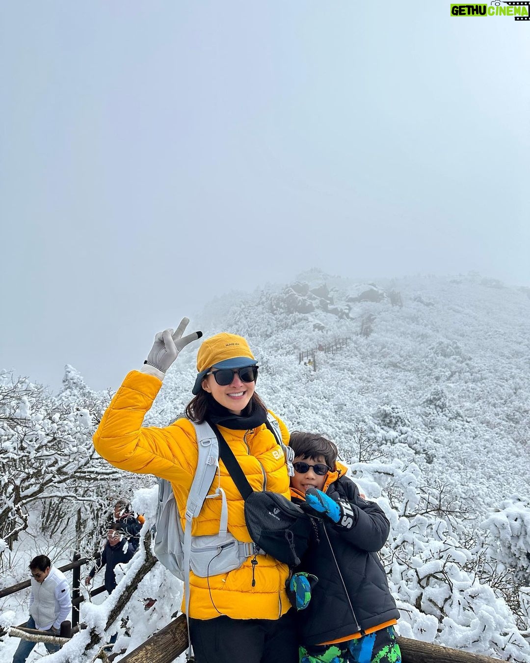 Lee Si-young Instagram - ✨ 저의 오랜 꿈이었던 정윤이와의 100대명산을 시작했어요🙏🏻 정윤이와 저에게 평생 잊지못할 추억과 인생공부가 되길 바라며 안전 산행 할께요 우리나라 정말 정말 아름답네요⛰️🌿💚 #정윤시영100대명산 덕유산 향적봉