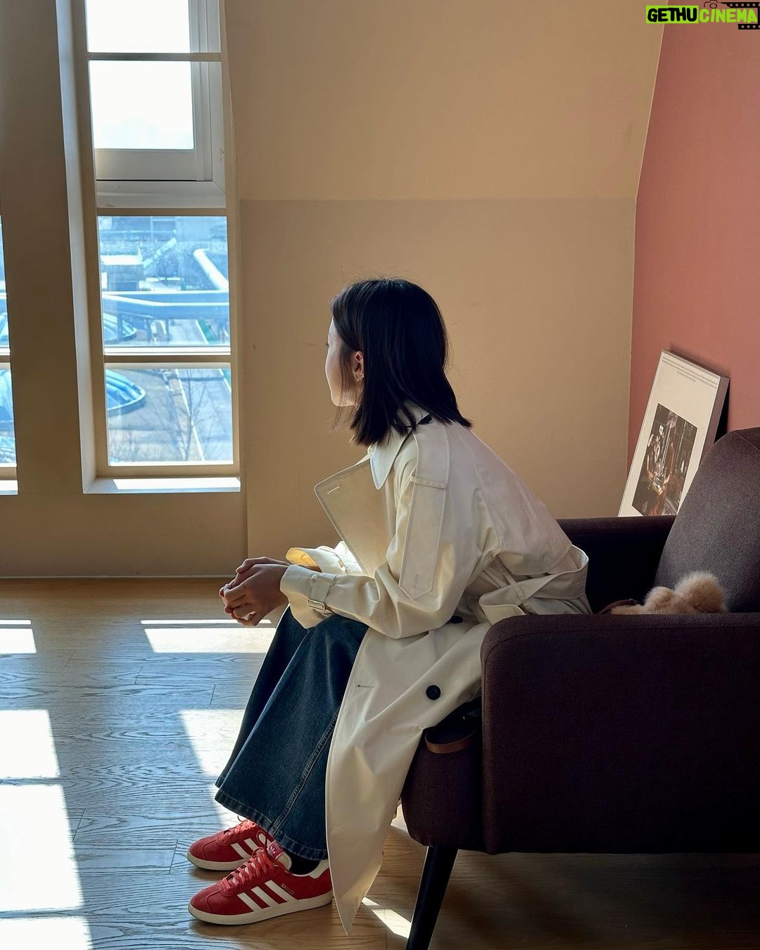 Lee Si-young Instagram - 완전히 따땃한 봄이 되면 신나게 입고 다녀야지💛