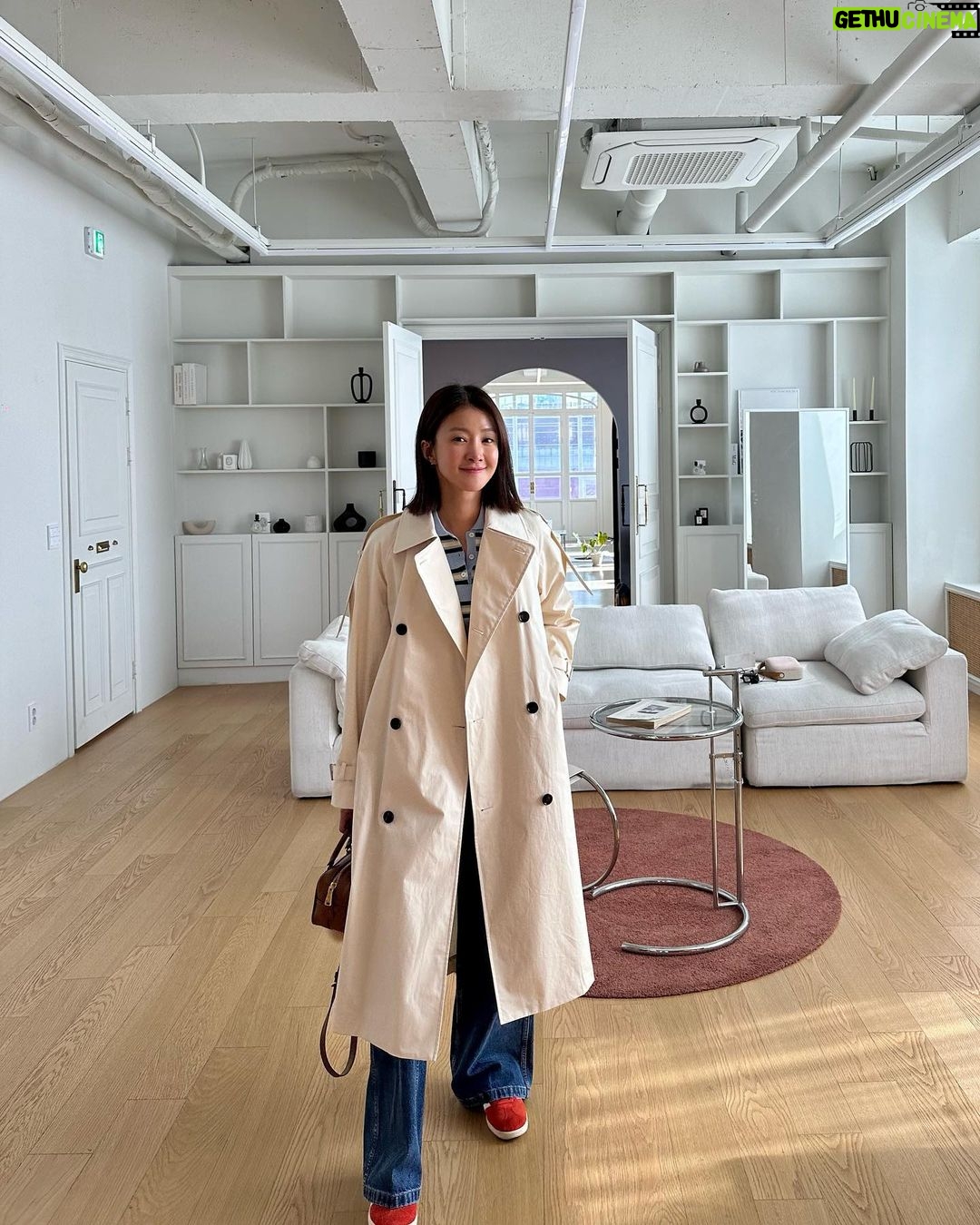 Lee Si-young Instagram - 완전히 따땃한 봄이 되면 신나게 입고 다녀야지💛