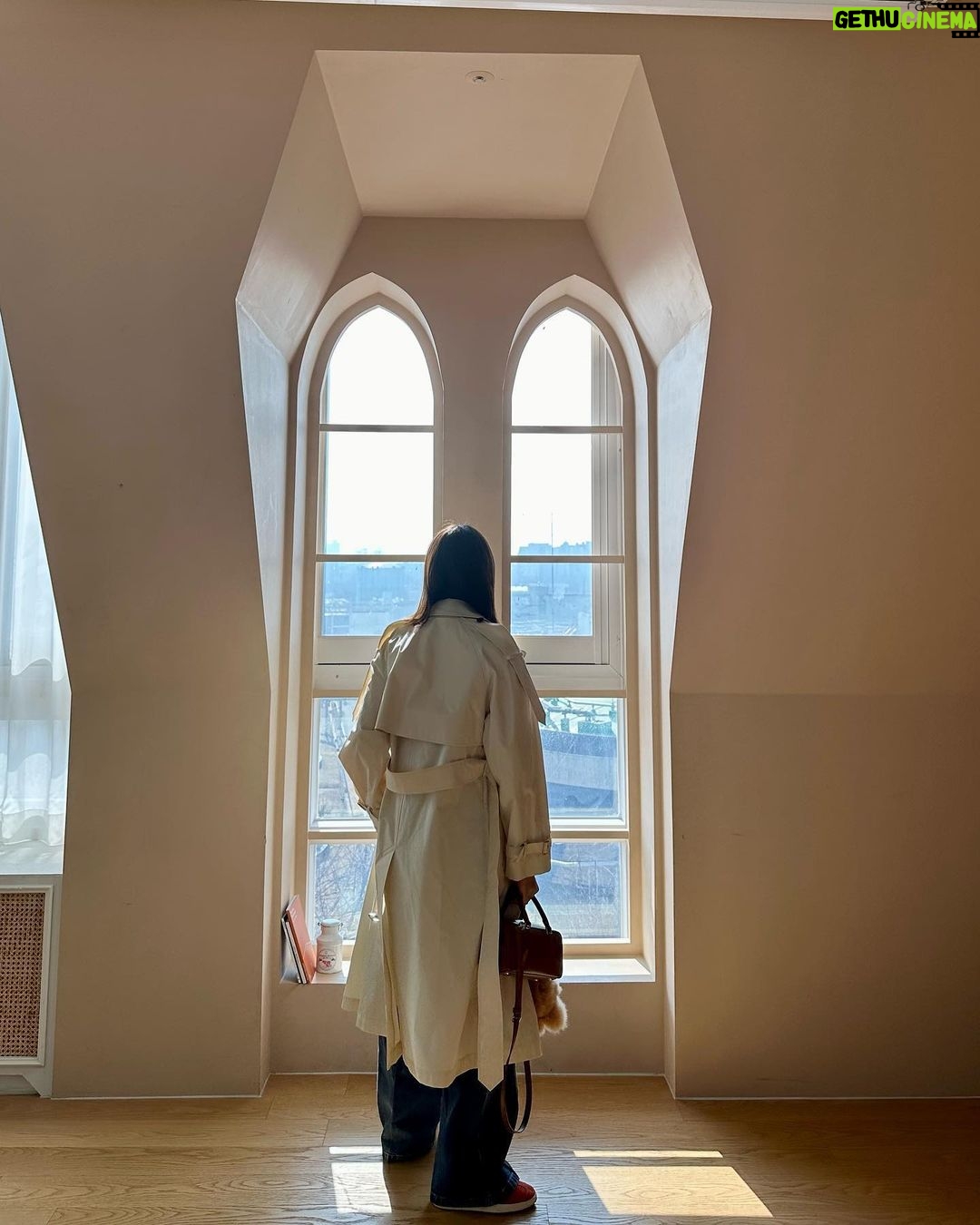 Lee Si-young Instagram - 완전히 따땃한 봄이 되면 신나게 입고 다녀야지💛
