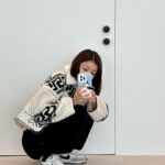 Lee Si-young Instagram - 🤳🏻🤍🖤