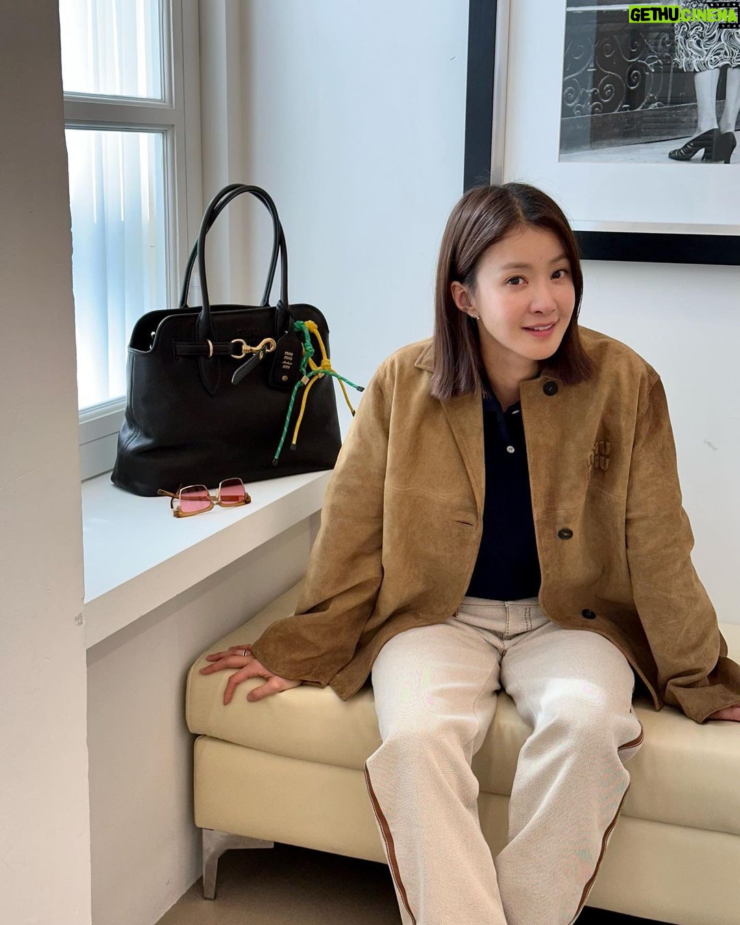 Lee Si-young Instagram - đ¤đ¤đ¤đ¤ í......ěěë¤ěëť ëŽ¤ëŽ¤đ ěŹ ë´ěë ę°ěšě¤ë°ąđđ§ł @miumiu #miumiuss24 #miumiu