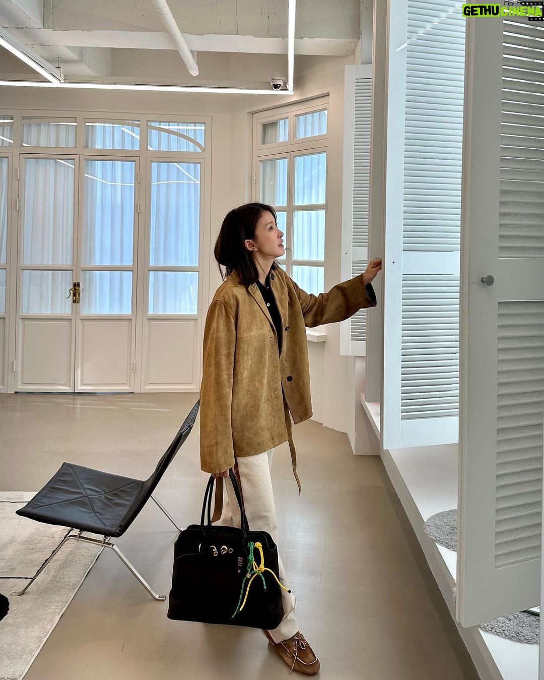 Lee Si-young Instagram - đ¤đ¤đ¤đ¤ í......ěěë¤ěëť ëŽ¤ëŽ¤đ ěŹ ë´ěë ę°ěšě¤ë°ąđđ§ł @miumiu #miumiuss24 #miumiu