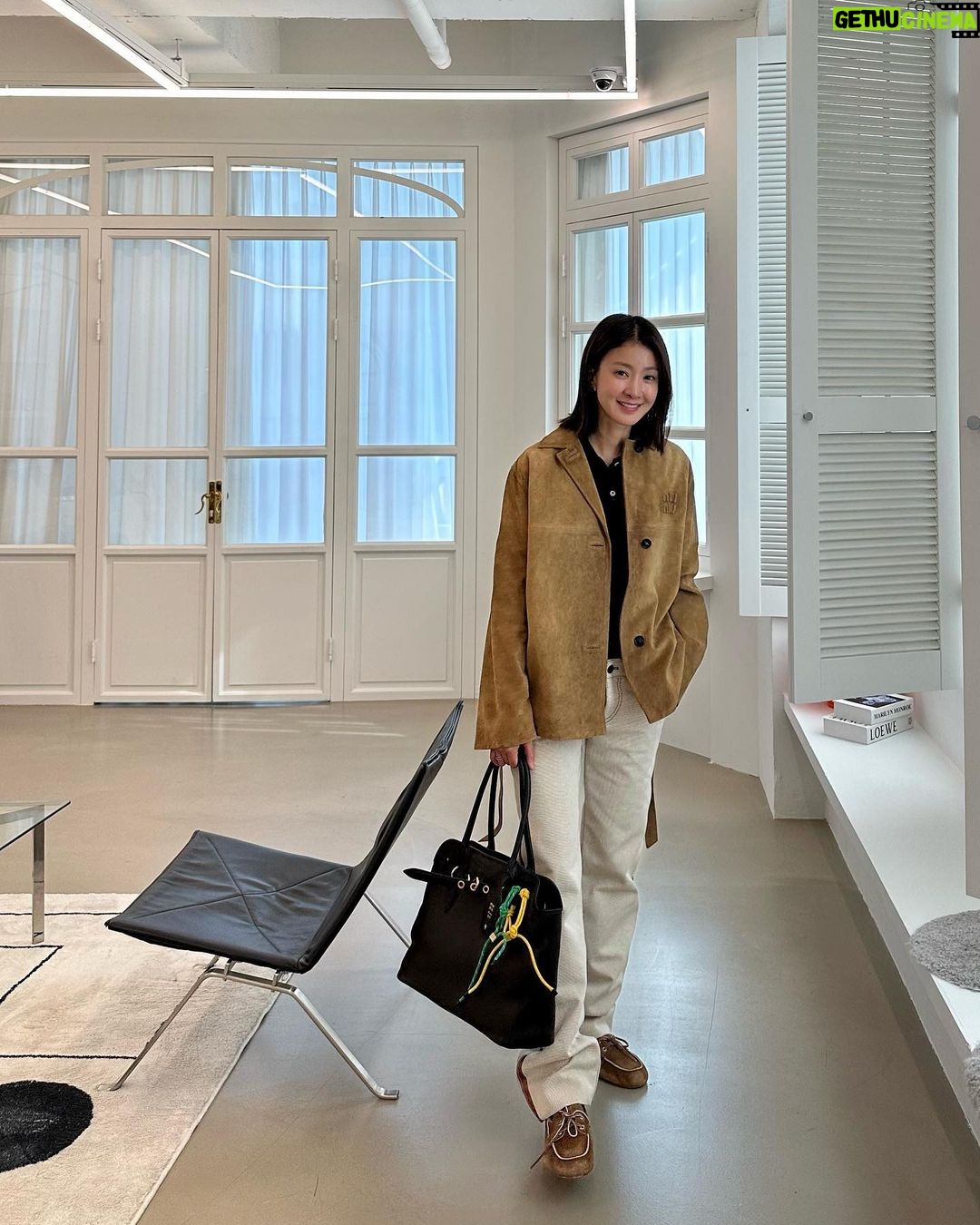 Lee Si-young Instagram - đ¤đ¤đ¤đ¤ í......ěěë¤ěëť ëŽ¤ëŽ¤đ ěŹ ë´ěë ę°ěšě¤ë°ąđđ§ł @miumiu #miumiuss24 #miumiu